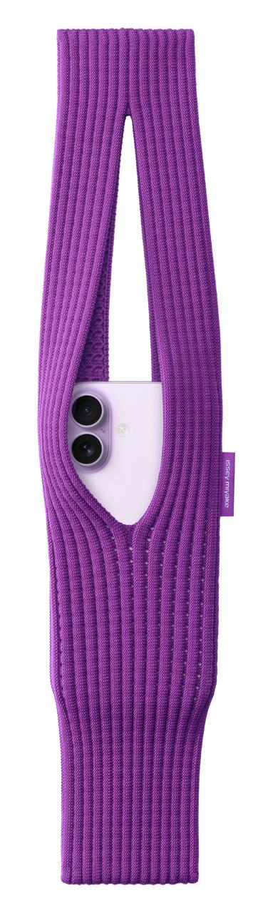 **苹果发售一块布料卖近 2000 元** iPhone Pocket 是 Apple 与 ISSEY MIYAKE 的联袂之作。以“一块布料”的构想为设计灵...