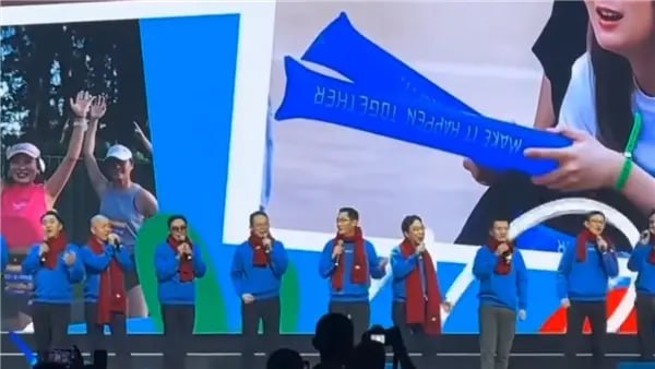 马化腾携高管在腾讯年会上唱歌 戴着印有企鹅标识的红围脖